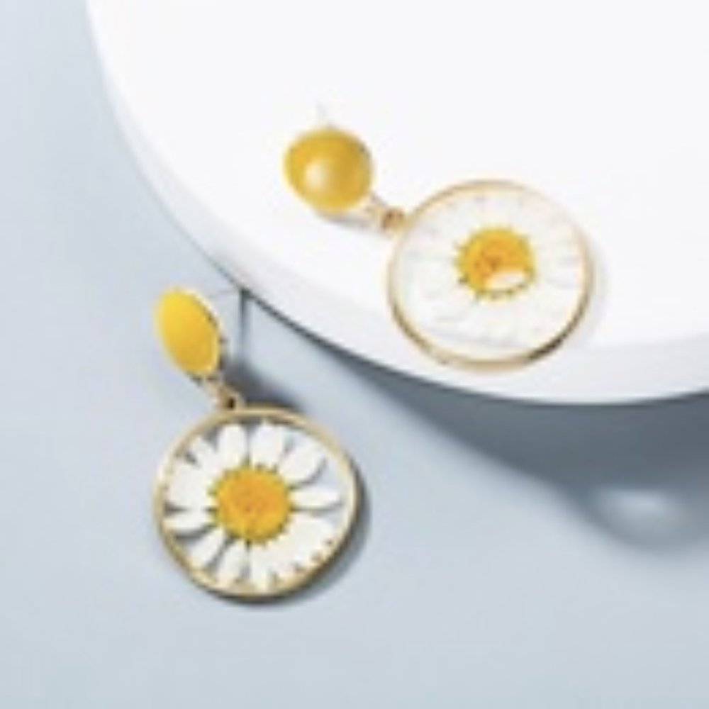 🌼 Yellow and white daisy flower earrings - Picture 2 of 4